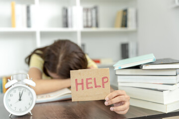 算汽车的油耗是拿油钱除以公里数还是拿公里数除以油钱？