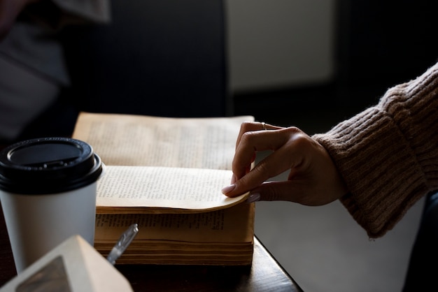 算汽车的油耗是拿油钱除以公里数还是拿公里数除以油钱？